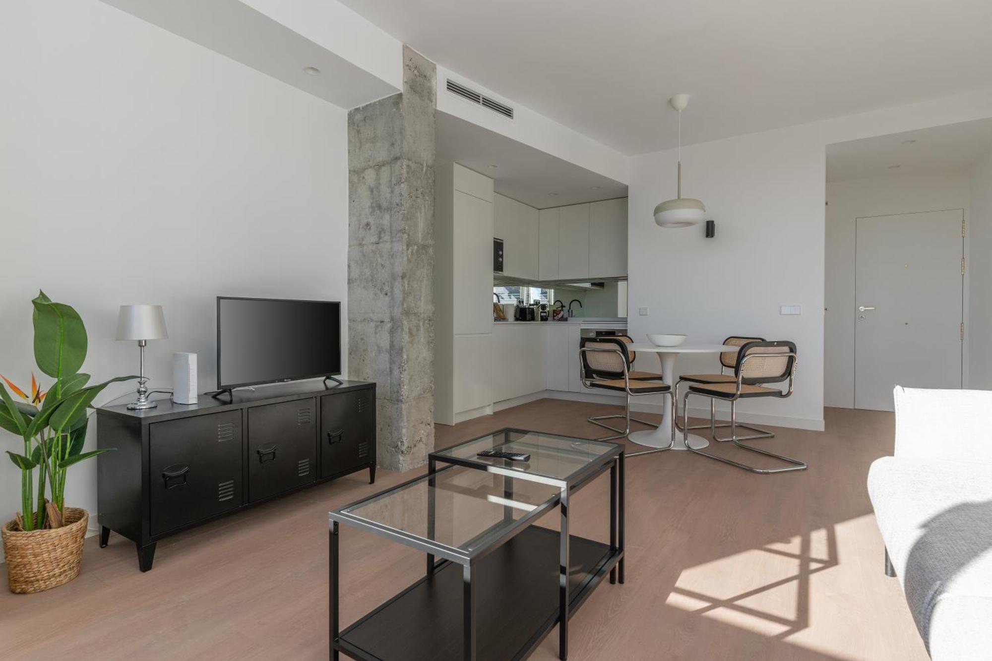 Bright With Views -2bd 1bth- Bernabeu Apartment *